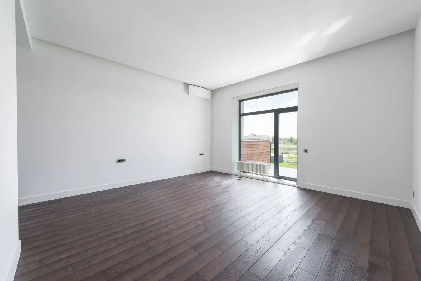 Prázdný minimalistický pokoj s dřevěnou podlahou