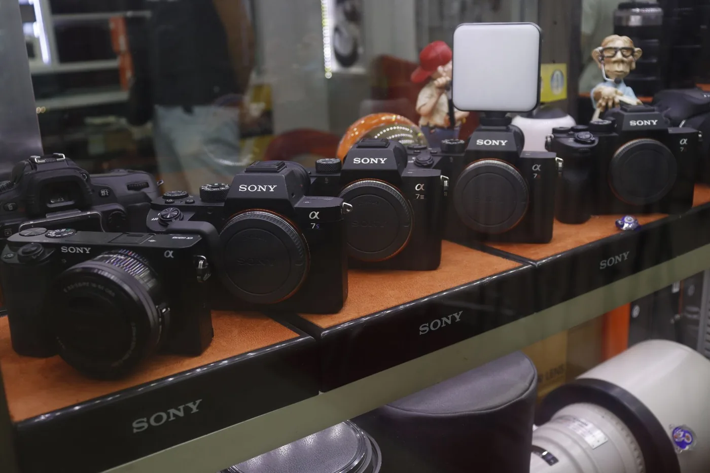 Fotoaparáty Sony vystavené v prodejně elektroniky