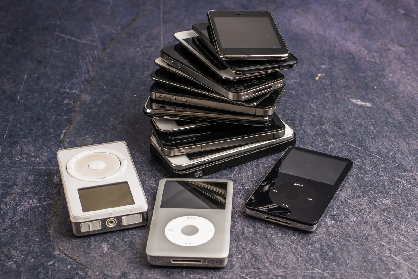 Stoh starých telefonů a MP3 přehrávačů